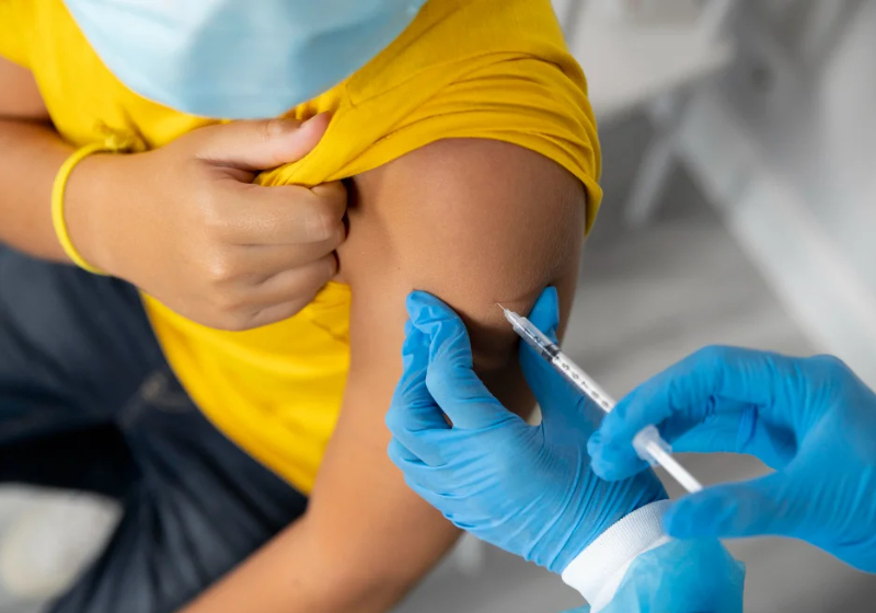 Inglaterra vai lançar a primeira vacina do mundo contra gonorreia A Inglaterra vai lançar a primeira vacina do mundo contra a gonorreia. É a mesma já usada contra a meningite B e deve reduzir casos em 40%. - Foto: Freepik