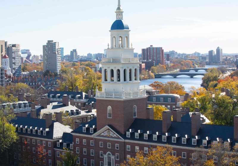 Justiça suspende ordem de Trump e mantém estudantes estrangeiros em Harvard; veja a decisão Trump sofre derrota na Justiça e estudantes estrangeiros vão poder continuar estudando em Harvard, contrariando a ordem do presidente dos EUA. - Foto: Havard University