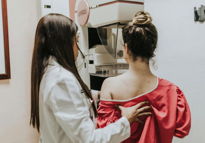 Câncer de mama: brasileiros criam exame menos invasivo e mais barato que a mamografia O exame contra câncer de mama, menos invasivo e doloroso, está em fase de desenvolvimento por cientistas da USP, em São Paulo. - Foto: Freepik