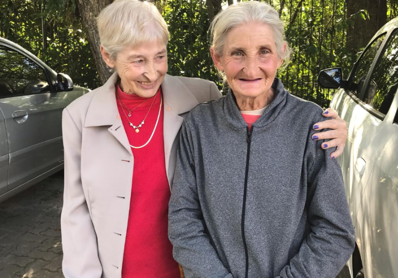 Gêmeas idosas separadas na infância se reencontram 65 anos depois. Que emoção; Vídeo A gêmeas idosas brasileiras se reencontraram 65 anos depois. Quando crianças, elas foram adotadas por famílias diferentes, em cidades próximas do RS, e foram proibidas de se ver. - Foto: Portal Arauto