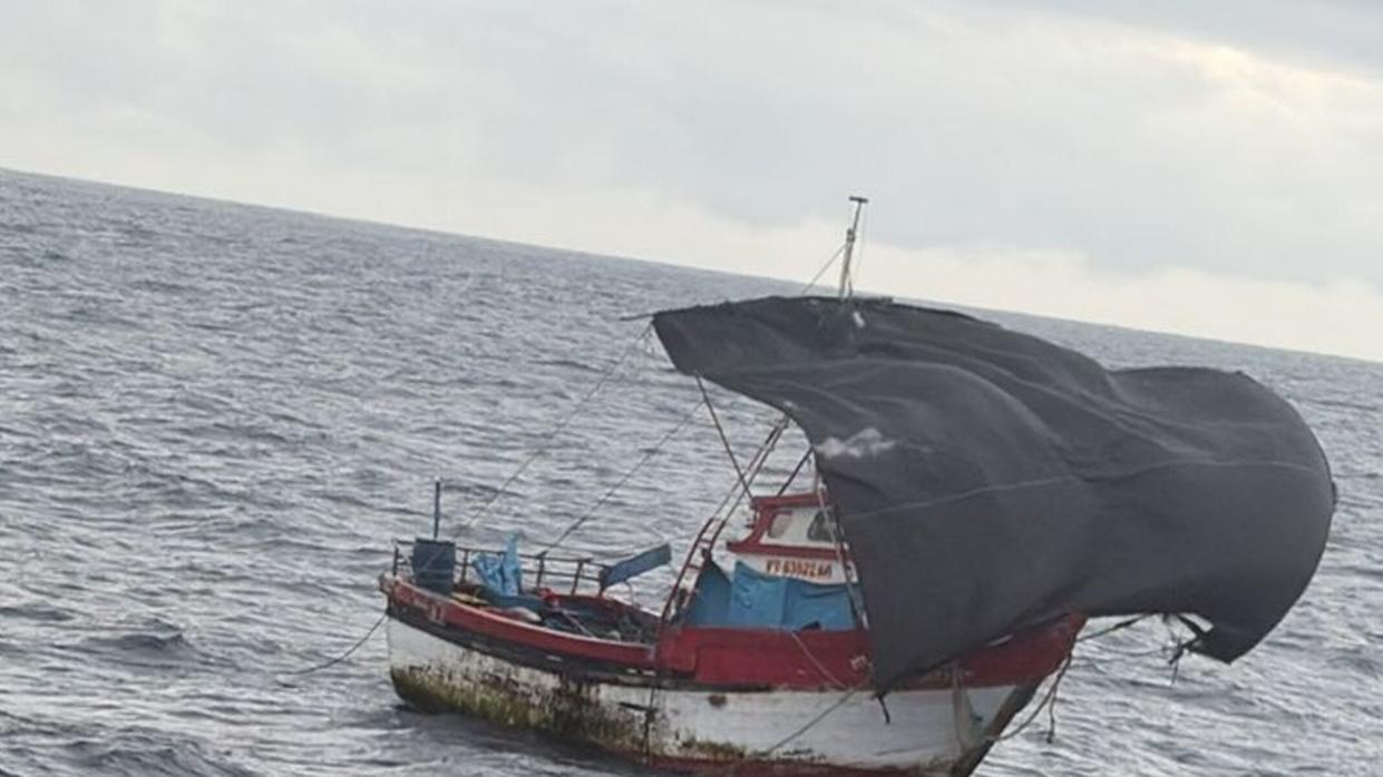 O barco em que o grupo estava teve uma falha mecânica. - Foto: Marinha do Equador