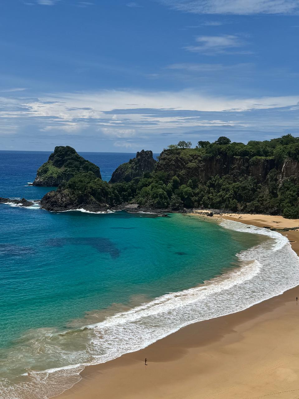 Praia do Sancho, em Fernando de Noronha, visto do alto de uma trilha próxima - Foto: SNB