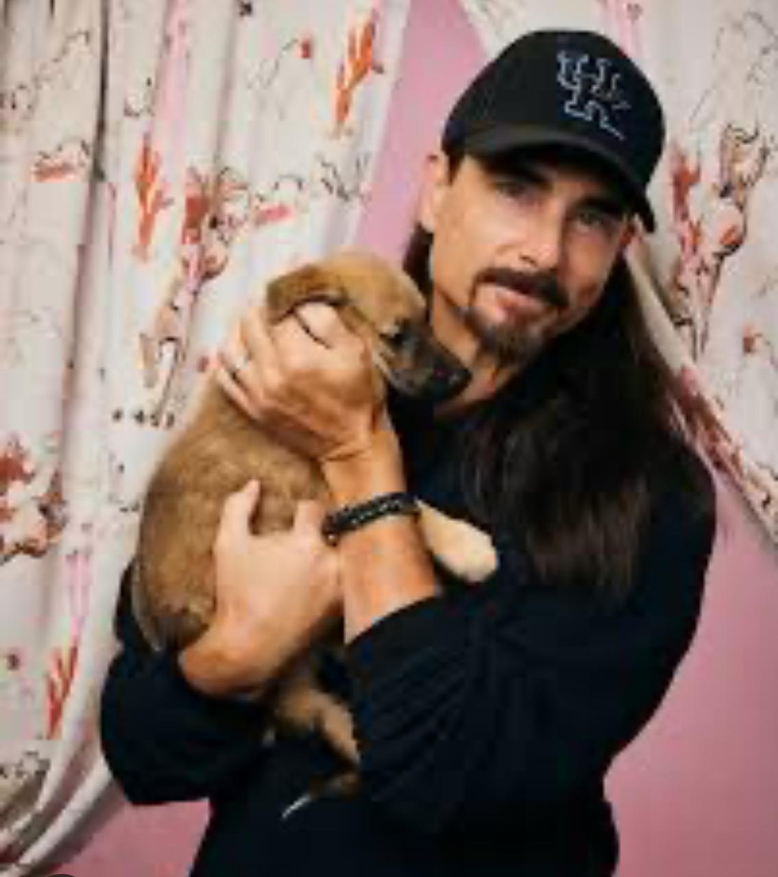 Uma das fotos da campanha dos Backstreet Boys para incentivar a adoção de pets. - Foto: SPCA 