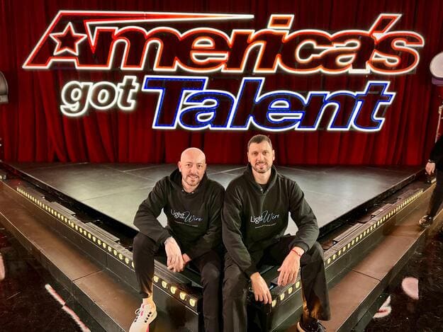 Os irmãos brasileiros Daniel e Felipe Almeida, da LightWire, nos bastidores do America's Got Talent. Foto: divulgação