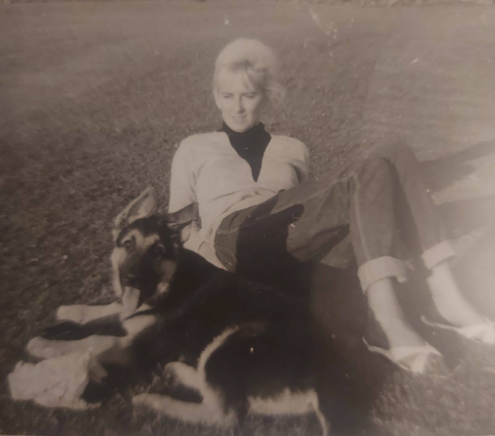 Em 1970 ela cuidou do cachorro de um soldado. Foi aí que tudo começou! - Foto: Barby Keel