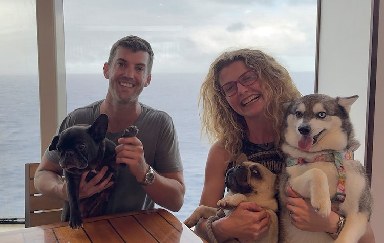 Os cachorrinhos viraram atração no navio de cruzeiro. - Foto: Carnival Cruise Line