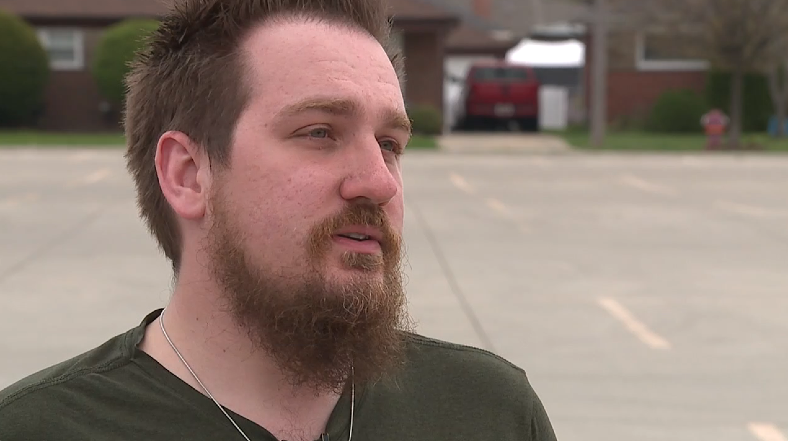 Josh O'Hara, o funcionário honesto dos correios que achou dinheiro no chão e devolveu para a dona da casa - Foto: wxyz