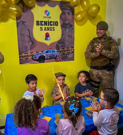 Benício ficou sem reação ao ver os policiais. Ele amou a surpresa! - Foto: @pmscproerd/Instagram