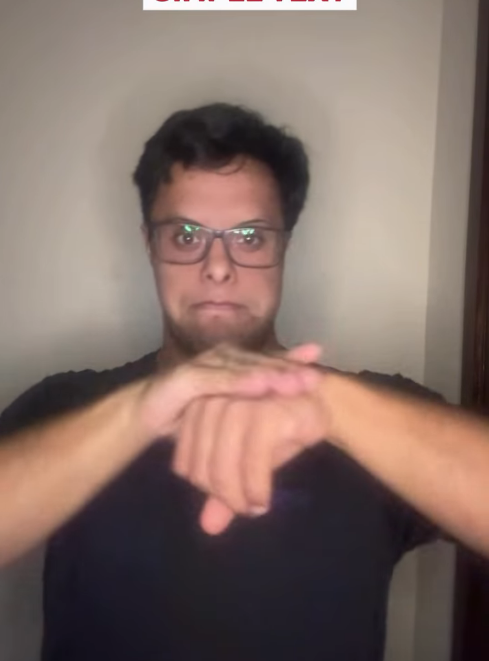 Na internet, Gabriel usa a visibilidade para ensinar Libras. - Foto: @gabrielcamargolibras/Instagram