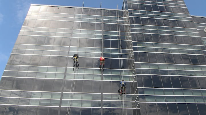 De rapel, eles chegaram a jogar jogo da velha com crianças. - Foto: WLOX