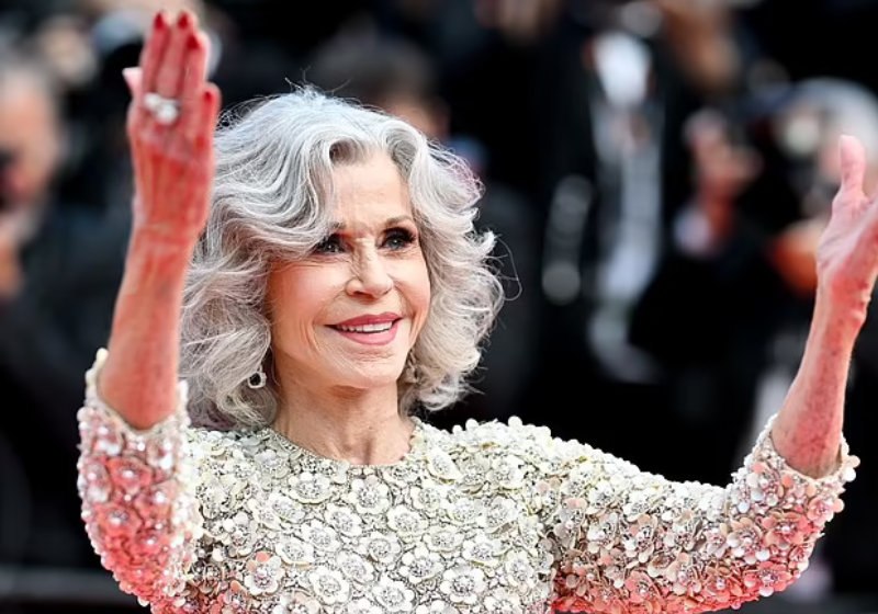 Jane Fonda, aos 87 anos, brilhou no Festival de Cinema de Cannes. Que elegância! - Foto: Deadline/Getty Image