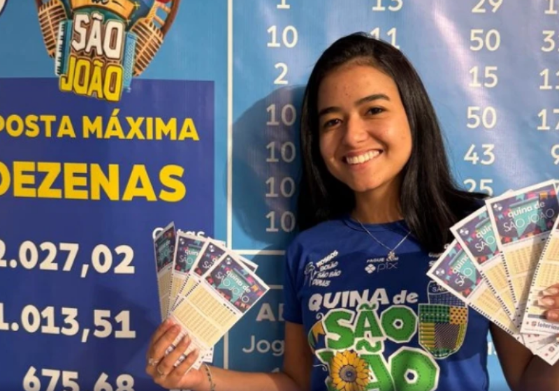 Ganhador da loteria cumpre promessa e doa 10% do prêmio para funcionária da lotérica O ganhadora da loteria cumpriu a promessa: 10% do valor do prêmio ficou com a funcionári da lotérica. - Foto: Itatiaia
