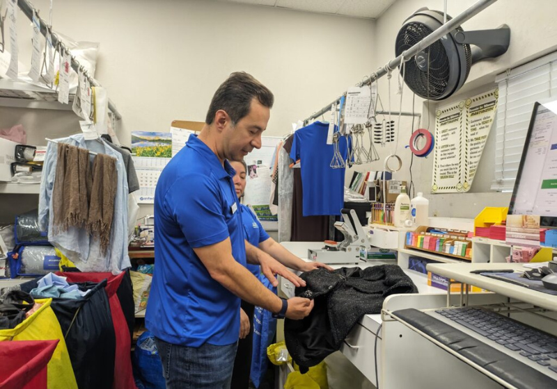 O dono desta lavanderia, da Califórnia (EUA), lava roupas de graça para desempregados que estão com entrevista de emprego marcada. A idéia é ajudar e espalhar sorrisos .- Foto: San Jose Spotlight