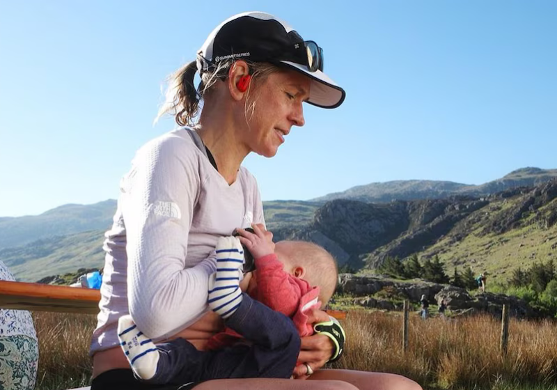 A mãe corredora venceu em primeiro lugar uma ultramaratona na Grã-Bretanha. Detalhe: parou várias vezes para amamentar a filha bebê. - Foto: @peigneeverticale/Instagram