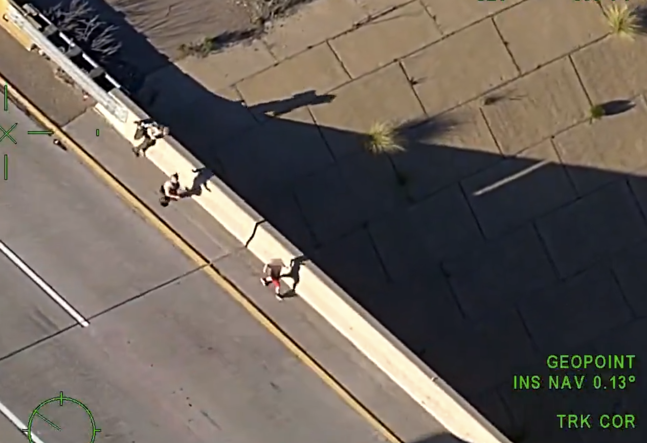 Criança autista desaparecida é resgatada em rodovia movimentada; vídeo A criança autista encontrada correndo em uma rodovia movimentada nos EUA, foi salva graças a rápida ação policial. - Foto: San Diego Sheriff