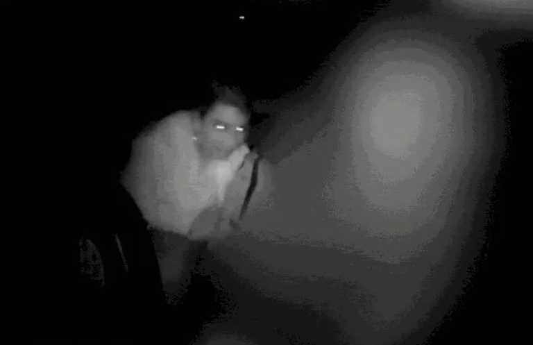 No banco de trás do carro, a médica se assustou quando o motorista fez a manobra. - Foto: Reprodução/G1