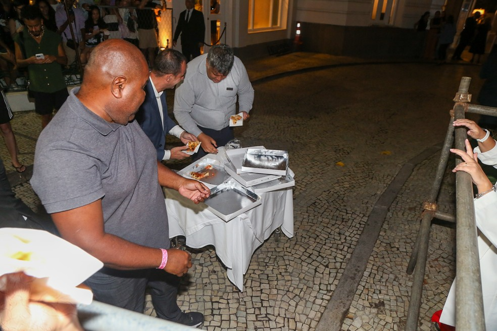 Ao todo, a cantora mandou entregar 80 caixas de pizza para os fãs. - Foto: AgNews