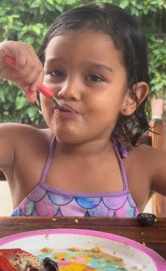 A pequena não dá mole, tacou tudo pra dentro! - Foto: @a.mariaeloisa2212/Instagram