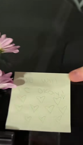 Os bilhetes tinham mensagens motivacionais para alegrar as famílias em momentos difíceis. - Foto: @lilivspamm/TikTok