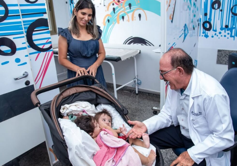 Kiraz e Aruna nasceram com vários órgãos compartilhados e foram acompanhadas pelo especialista em siameses, o médico cirurgião pediátrico Zacharias Calil. Foto: @kirazaruna 