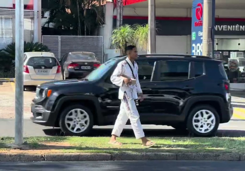 Todos os dias, o atleta vai para as principais ruas de Piracicaba, em SP, para vender paçoquinha e conseguir dinheiro para competir. Foto: Pirapop 