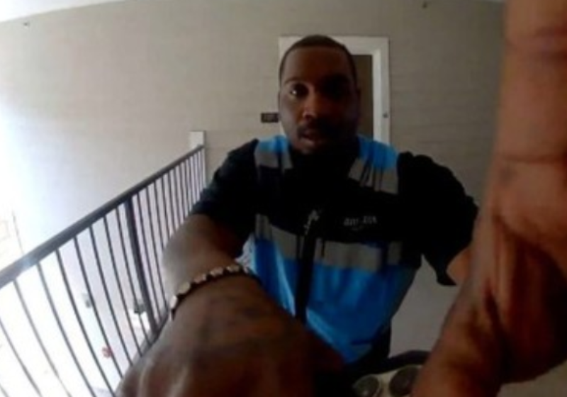 A câmera de segurança flagra o momento em que o entregador arruma a campanha do vizinho do cliente dele por tamanha gentileza presentão. Foto: KABB