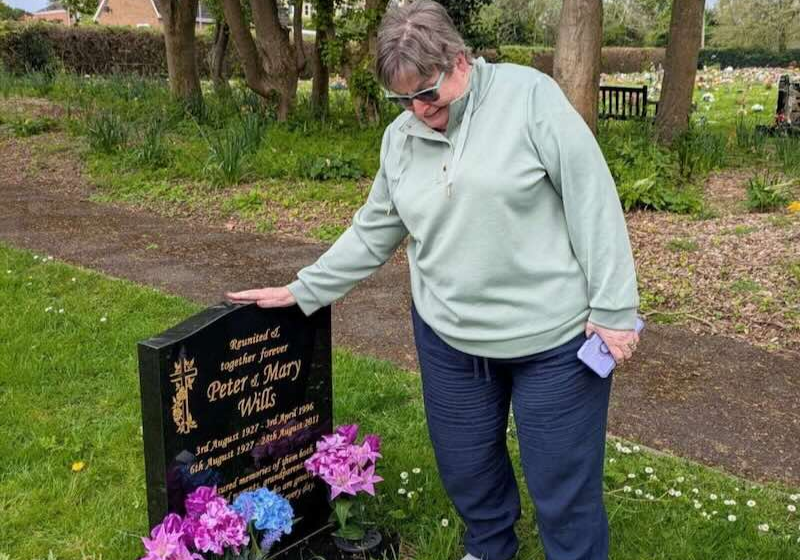 Geraldine, que pouco conviveu com a mãe Mary, a visitou no túmulo. Foto: SMW