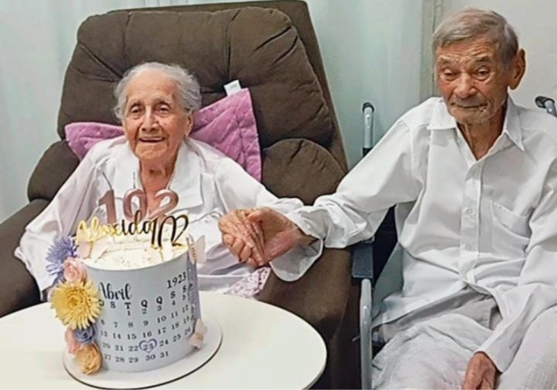 Dona Maria e Seu Manoel se conheceram quando ela tinha 17 anos e, ele, 20, ambos trabalhavam no campo, nunca mais se separaram. Foto: LongeQuest
