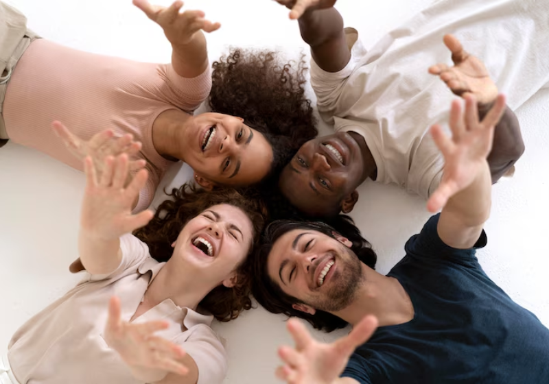 É possível não adoecer, mantendo pensamentos positivos e cérebro e corpo de tal forma que reequilibram. Sorrir, substituir a raiva e a reclamação por outros atos, isso tudo ajuda. Foto: Freepik 