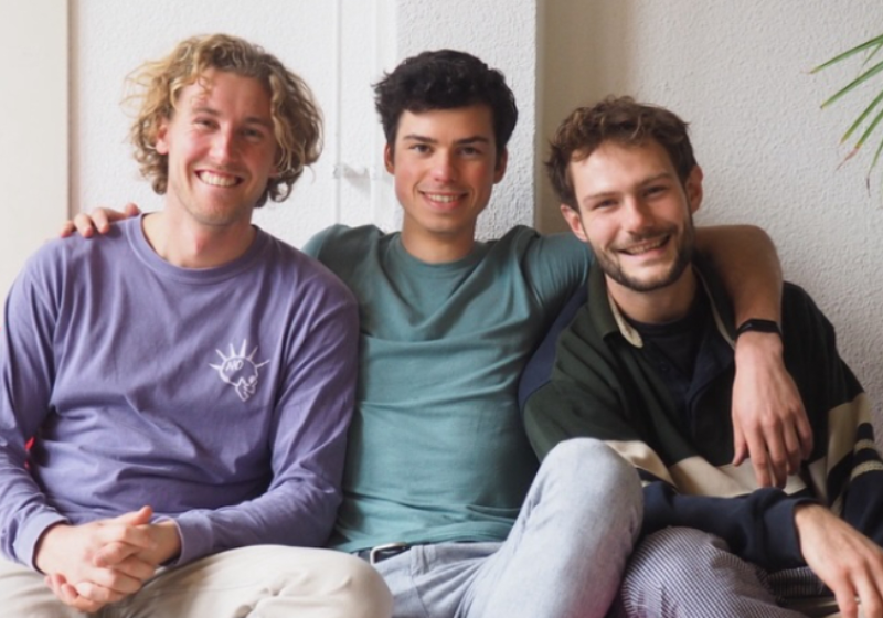 Esses três amigos holandeses Ilya, Jordy e Valentijn lançaram o movimento offline e virou trend entre os jovens, ganhando espaço em vários locais do mundo. Foto: @theoffline_club