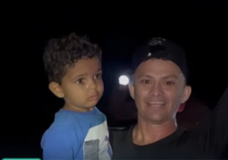 Após três horas e meia de buscas no escuro, bombeiros do Ceará encontraram vivo o menino, de 3 anos que desapareceu na mata. A chegada dele teve uma verdadeira festa. - Foto: CBMCE