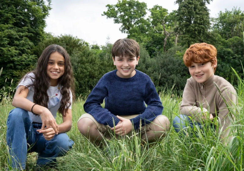 O novo elenco da série Harry Potter no cinema terá entre os protagonistas esses três jovens atores estreantes e vários adultos famosos. - Foto: Divulgação/Max Films
