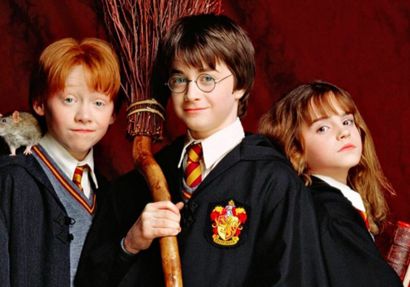 A famosa história ficou conhecida com o trio Daniel Radcliffe, Rupert Grint e Emma Watson, os protagonistas (foto). O novo elenco de Harry Potter traz três estreantes que prometem conquistar tanto quanto os primeiros. Foto: Divulgação/HBO Max