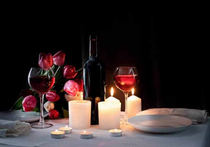 Criar um clima com velas, aromas e algo na mesa que agrade o outro não é caro nem difícil, basta ter criatividade. Foto: Freepik