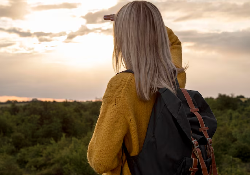 Mulheres que queiram viajar sozinhos no Brasil terão um desconto de 15% em vários hotéis, a lista pode ser vista aqui no Só Notícia Boa. Aproveite! Vai até março de 2026 a campanha. Foto: Freepik