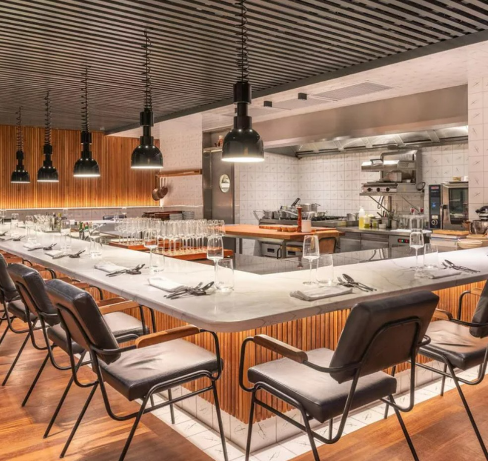 O Oseille coloca o cliente de frente para a cozinha. - Foto: Divulgação/Guia Michelin