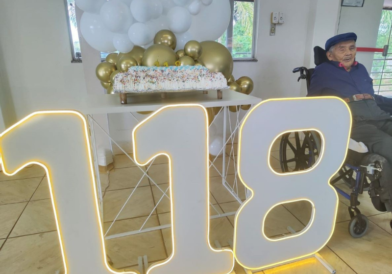 Idoso mais velho do Brasil tem de 118 anos, faz aulas de pilates e pula carnaval; INSS que lute O seu Levino, de 118 anos, é o idoso mais velho do Brasil é de Minas Geraios. O título já foi pedido ao Guinness Book. Ele é muito ativo, apesar da idade. - Foto: Arquivo pessoal