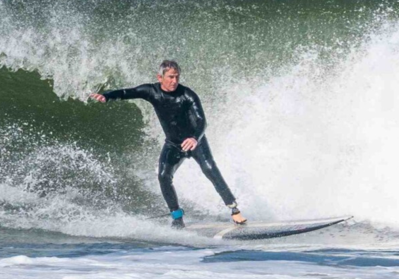 Com uma perna, surfista conquista as maiores ondas do mundo Mesmo sem uma perna, o surfista da Inglaterra se consolidou surfando ondas gigantes. - Foto: William Dax/SWNS