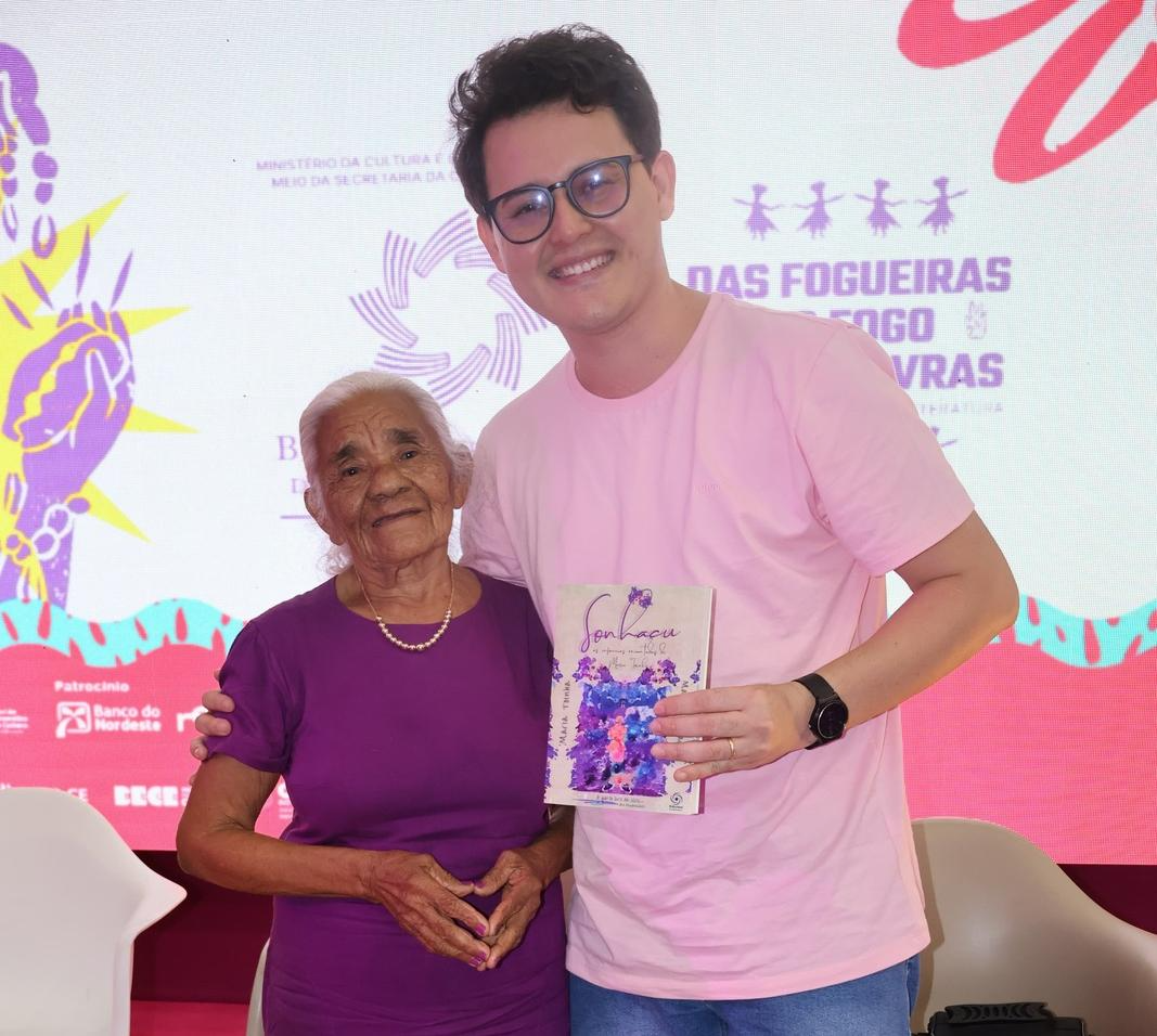 Marcos, neto de Maria, é responsável por transcrever as memórias da idosa. - Foto: Arquivo pessoal