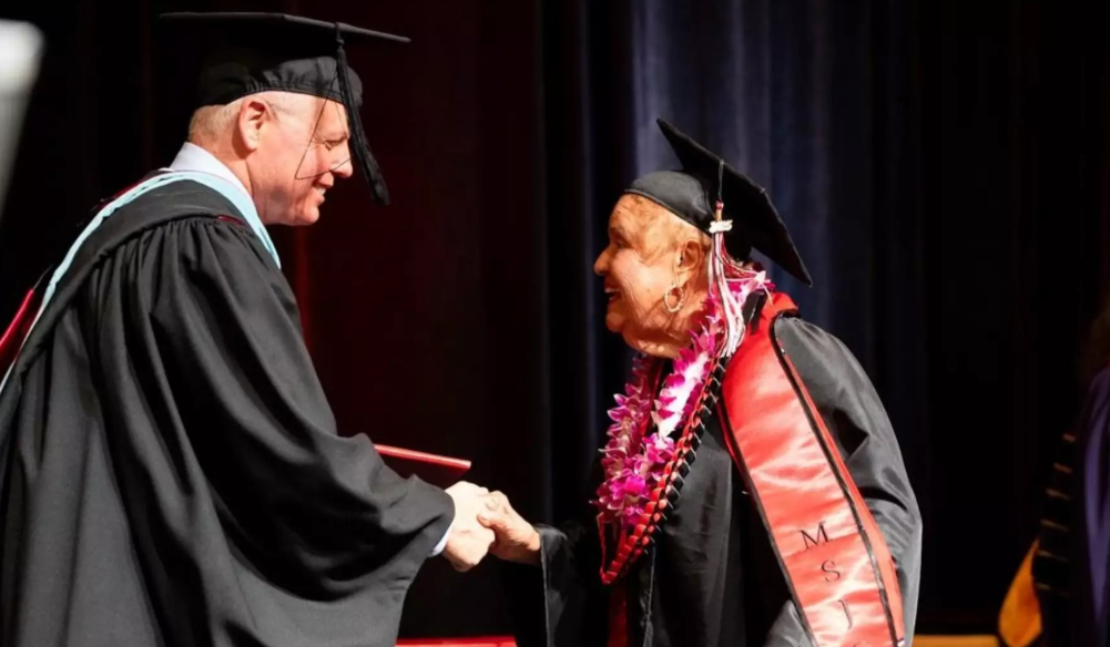 A vovó voltou a estudar para manter o cérebro ativo. - Foto: MSJC
