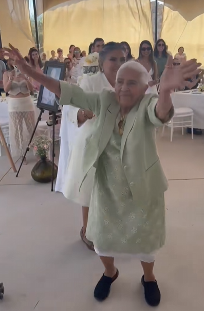 Mesmo com 96 anos, a vovó mexicana mostrou que tá no pique! - Foto: @carolinagutierrez9724/TikTok