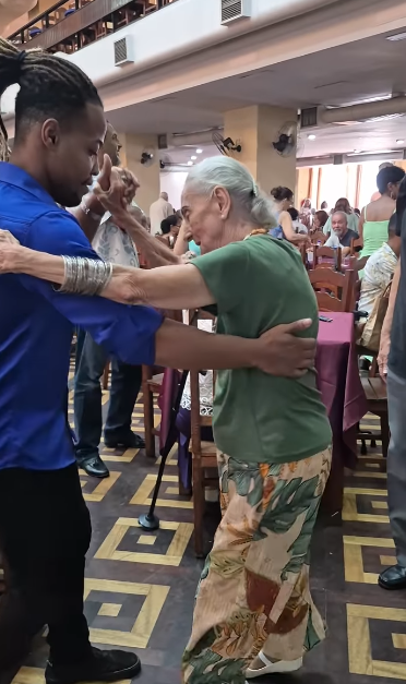 Não tem jeito, a dança está na alma da vovó Sidinéia! - Foto: @romulo.diniz_ms/Instagram