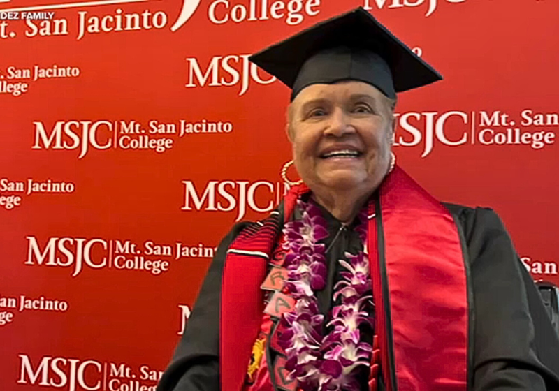 A idosa, de 90 anos, se formou em Belas Artes em uma faculdade da Califórnia (EUA). Ela ficou 73 anos sem estudar e decidiu realizar o sonho. - Foto: MSJC