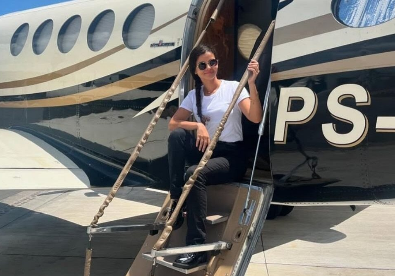 Quem é a piloto de 23 anos que fez pouso de emergência em avião com Lívia Andrade a bordo