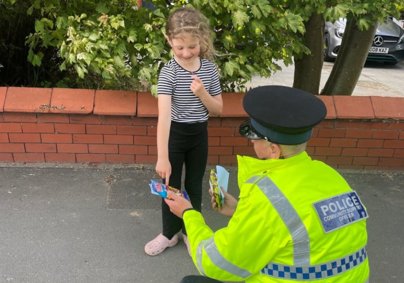 A garotinha Ava levou uma gentileza para policiais que trabalhavam para liberar o trânsito numa estrada do Reino Unido. Ela entregou balas, um chocolate e um bilhete fofo escrito a mão. - Foto: @ Thornton Cleveleys and Poulton Police