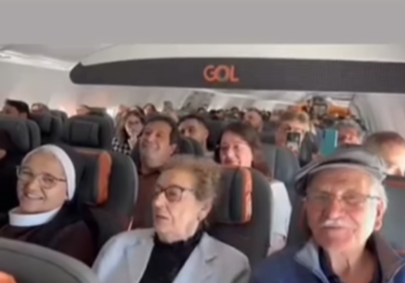 Para comemorar as Bodas de Neve, o casal de idosos João e Ivonete viaja, pela primeira vez de avião rumo a Aparecida, e ganha homenagem no ar. - Foto: HC