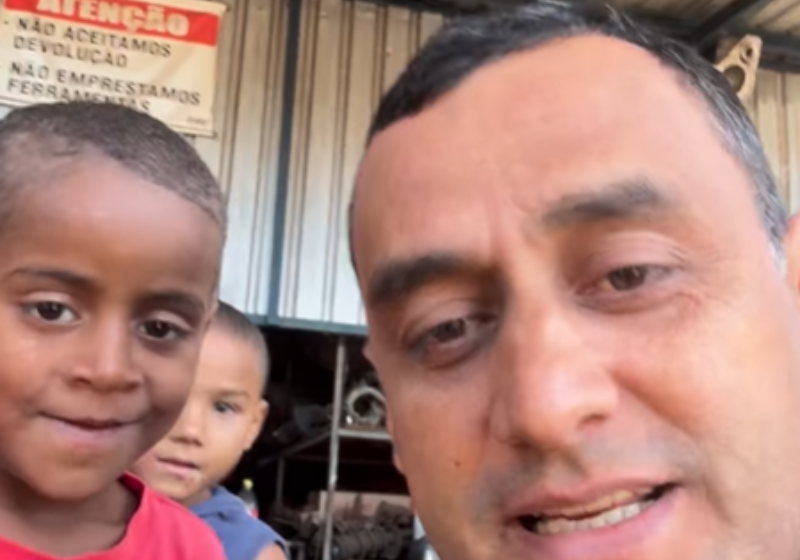 Meninos levam R$ 2 para consertar pneu de bike e proprietário da oficina tem gesto admirável, veja vídeo Dois meninos levaram R$ 2 reais para consertar o pneu da bike. Comovido, o dono da oficina, em Rio Verde (GO), preparou uma surpresa para as crianças e não aceitou o dinheiro. - Foto@wesley_suspencar
