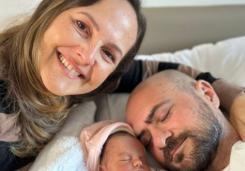 Nasce bebê que poderá salvar o pai tetraplégico: 4 meses após o acidente; vídeo Déa e Tiba Camargos estão confiantes: o cordão umbilical do bebê que acaba de nascer poderá salvar o pai, que ficou tetraplégico após acidente há quatro meses. - Foto: @deacamargos
