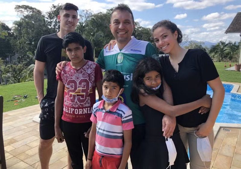 Em São José, SC, Francisco Luis desafia a razão e segue o coração. Ele se torna pai solo de cinco irmãos, entre adolescentes e crianças. Mais realizado impossível! Foto: G1