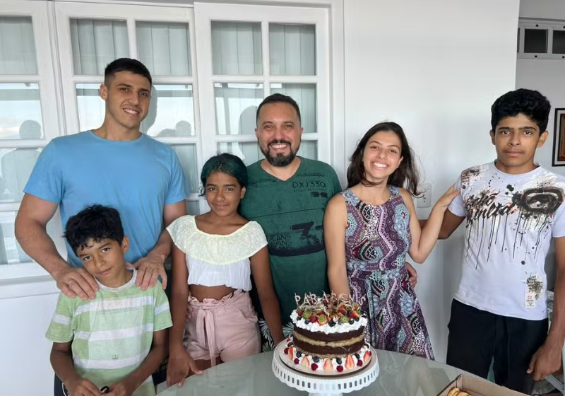 O empresário Francisco Luis com os 5 filhos. Ele se tornou pai solo após adotar irmãos para não separar a família em São José (SC). - Foto: G1